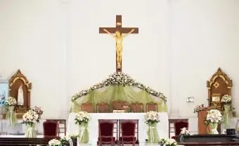 기독교 십자가 제단에 꽃