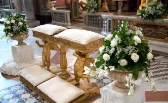 흰 벽, 천, 꽃으로 된 제단