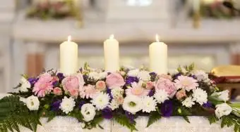 키가 큰 꽃 받침대가있는 결혼식 제단