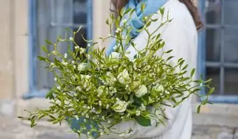 bukiet jemioły i białych róż