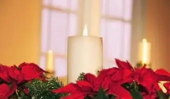 Poinsecje i zapalone świece