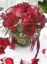 Pétales de rose en soie autour d'un centre de table de mariage