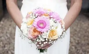 buquê de margaridas e outras flores