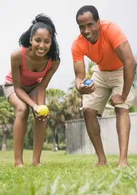 ボッチボールをするカップル