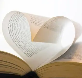 ページをハート型に折りたたんだ本