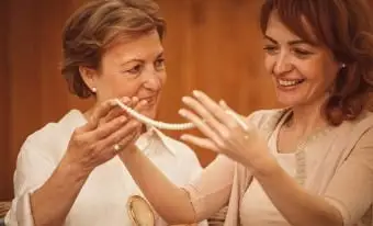 Parent donnant le cadeau de bijoux d'héritage de mariée