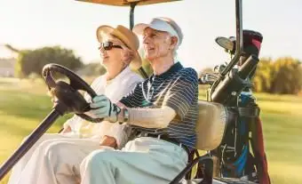 ゴルフカートの年配のカップル