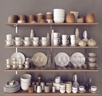 Ustensiles de cuisine sur des étagères en bois