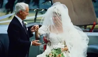 Novia asistida por el padre