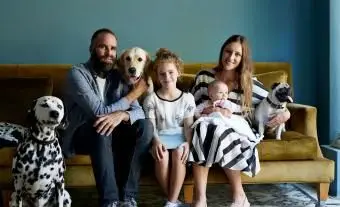Rodina na pohovke so svojimi psami