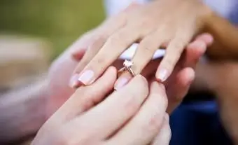 Il giovane viene visto infilare un anello di fidanzamento sulla sua ragazza