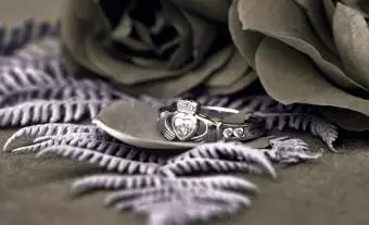 L'anello Claddagh è un anello tradizionale irlandese che rappresenta l'amore, la lealtà e l'amicizia