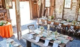 納屋にテーブルデコレーションのある設定を配置します