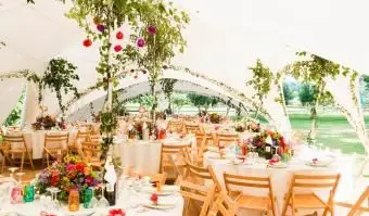 レセプションのガーデンマーキーのテーブル