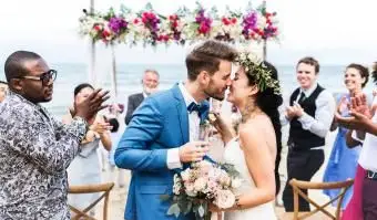 結婚披露宴でキスするカップル