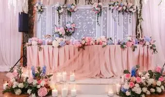 ピンクの結婚披露宴のテーブル