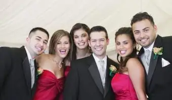 Cómo hacer la entrada a la fiesta nupcial