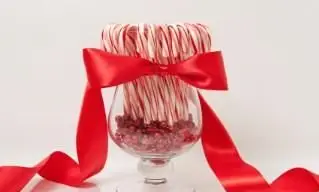 Cenário de bastões de doces para um casamento no inverno