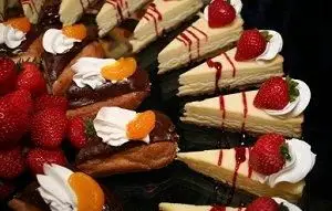 Imagem de um bar de sobremesas de casamento