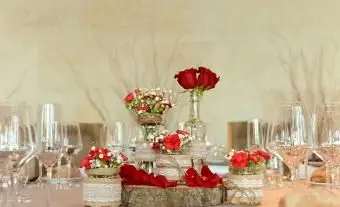 Koronka w czerwone róże