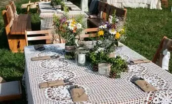 Dekoracje stołu z juty