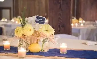 Niebieskie i żółte ozdoby z juty