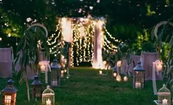 Oświetlony łuk i przejście ceremonii