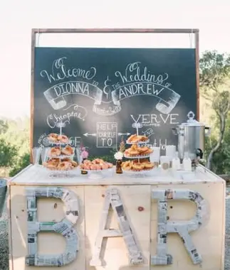 Vonkajšia kaviareň cez Jen Campbell na greenweddingshoes.com