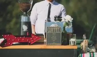 svadobný barista za kaviarňou