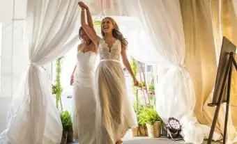 커튼을 통해 걷는 신부