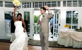 결혼식 피로연에서 커플을 어떻게 소개합니까?