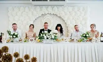 Svadobný pár s najlepším mužom a družičkou