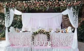 Romantický kvetinový svadobný stôl