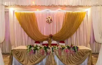 Jednoduchý, ale ohromujúci dekor svadobného stola