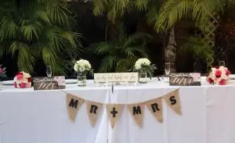 Očarujúce svadobné dekorácie na hlavovom stole