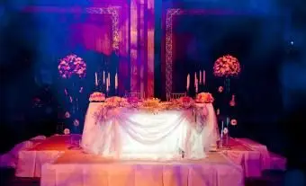 Honosný stôl nevesty a ženícha na recepcii