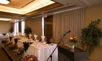 Pódium s mikrofónom vedľa svadobného stola