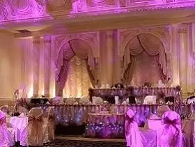 Ľahké a lacné dekorácie na svadobnú hostinu