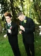 Ženích a najlepší muž cvičiaci tanečné pohyby