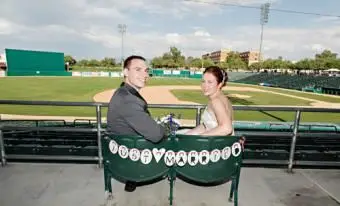 Znamenie bejzbalovej svadby, práve vydatá, foto s láskavým dovolením www.michaelchansley.com / Catherine Dray, http://www.etsy.com/listing/111104995/baseball-wedding-just-married-sign