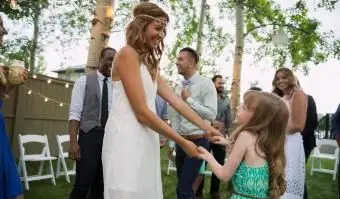 花嫁とフラワーガールのダンス