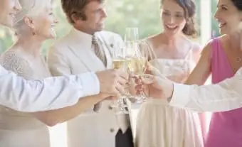 Grillage familial avec champagne à la réception de mariage