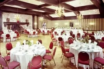 sala per matrimoni con tavoli rotondi
