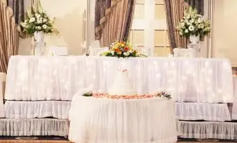 tavolo della torta davanti al tavolo principale