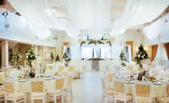 Disposizione del tavolo di un ricevimento di nozze