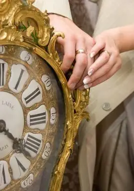 זוג שמחזיק ידיים