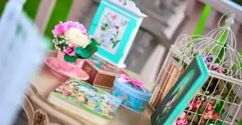 libro e gabbia per uccelli su un tavolo