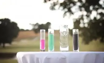 Kontajnery s farebným pieskom na stole