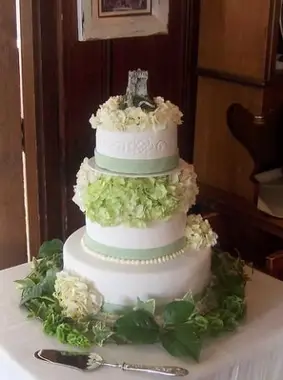 Imagen de pastel de bodas irlandés cortesía de Erin Gardner, Wild Orchid Baking Co.