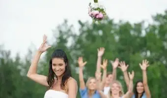 Tradições de buquês e ligas (com alternativas modernas)